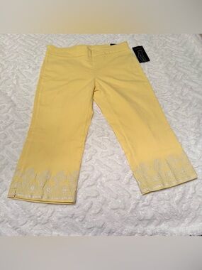 Briggs New York Pale Yellow Comfort Waistband Capris -NWT